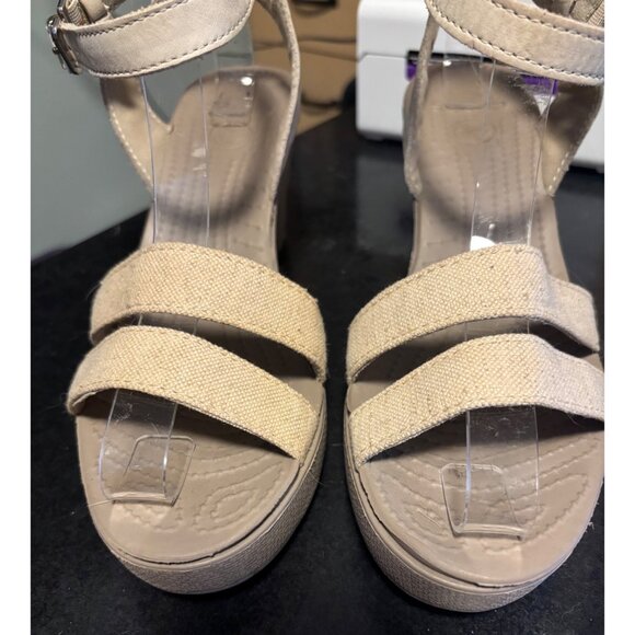 Crocs Leigh Beige Wedge Sandals Sz 9 Dual Strap Adjustable Ankle Buckle Closure - Picture 4 of 10